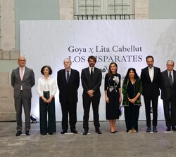 Su Majestad la Reina acompañada por las autoridades asistentes a la inauguración